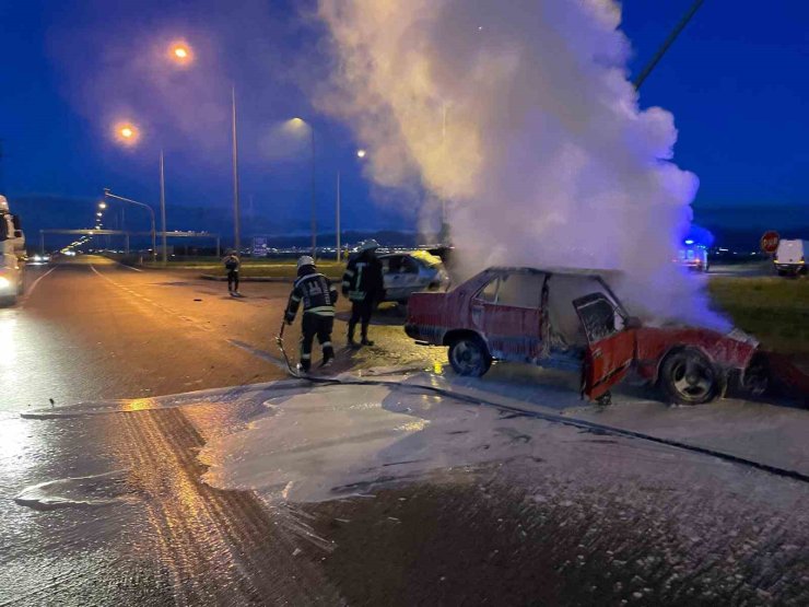 Erzurum’da araç cayır cayır yandı
