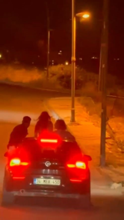 Beylikdüzü’nde araç camından sarkarak yolculuk yapan şahıslar kamerada