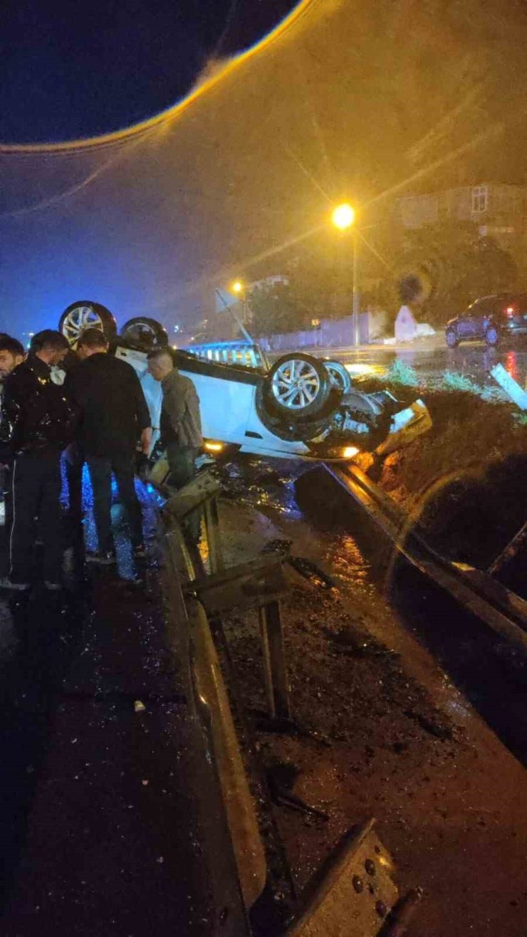 Keşan’da virajı alamayarak bariyerlere çarpan otomobildeki 3 kişi yaralandı