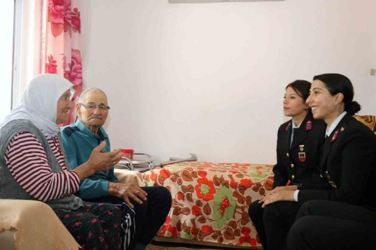 Jandarmadan 75 yıllık evli çifte anlamlı ziyaret