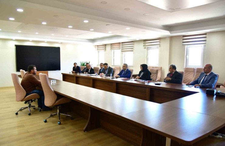 Vali Çiçek, Halk gününde vatandaşların sorunlarını dinliyor