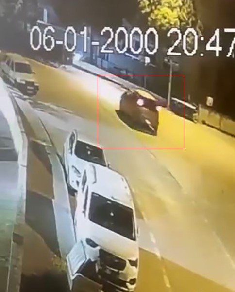 Kontrolden çıkıp park halindeki araçlara çarpan sürücü kayıplara karıştı