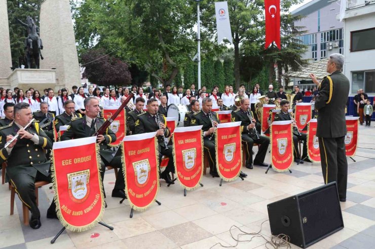 Ege Ordusu Bölge Bandosu, öğrencilerle birlikte Denizli’de konser verdi