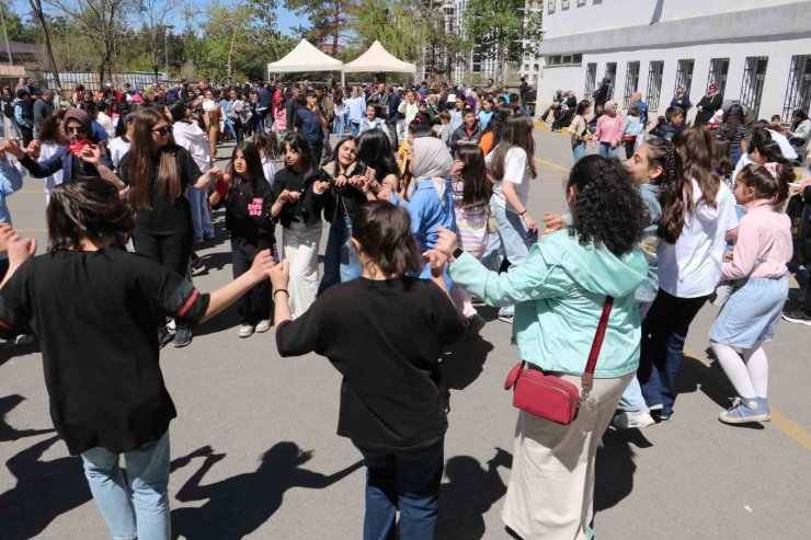 Kütüphane için hayır çarşısı düzenlediler