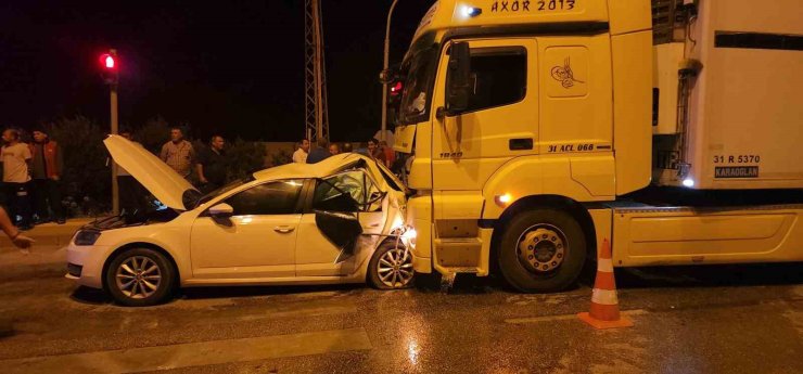 Tırla çarpışan otomobil demir yığınına döndü: 2 yaralı