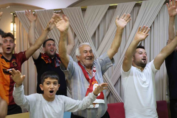 Torunlarıyla maçı izledi, takımının şampiyonluk coşkusunu yaşadı