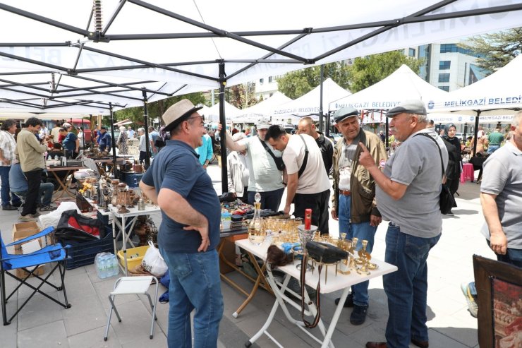Nostalji ve geçmişe ilgi duyanlar Melikgazi Antika Pazarı’nda buluşuyor