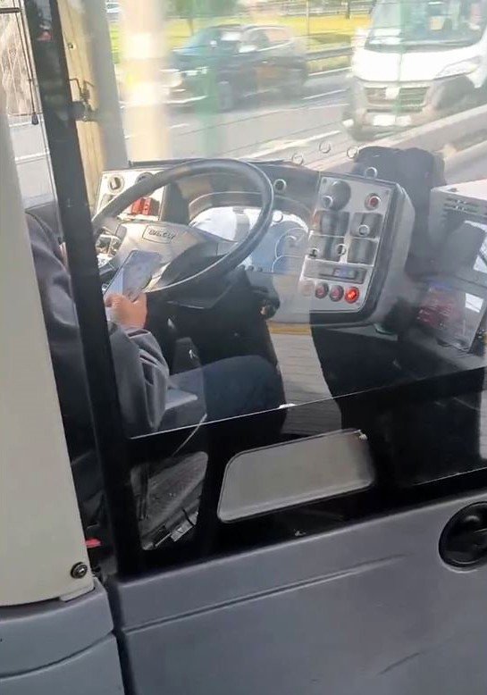 Metrobüs şoföründen "pes" dedirten duyarsızlık : Seyir halinde sohbet edip cep telefonu ile ilgilendi