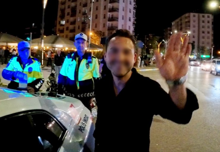 Plakasız motosikletiyle yakalanan alkollü ve kasksız sürücü, basın mensubuna el sallayıp poz verdi