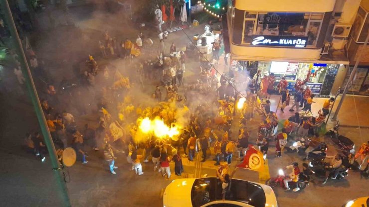 Galatasaray’ın şampiyonluğu Kuşadası’nda kutlandı