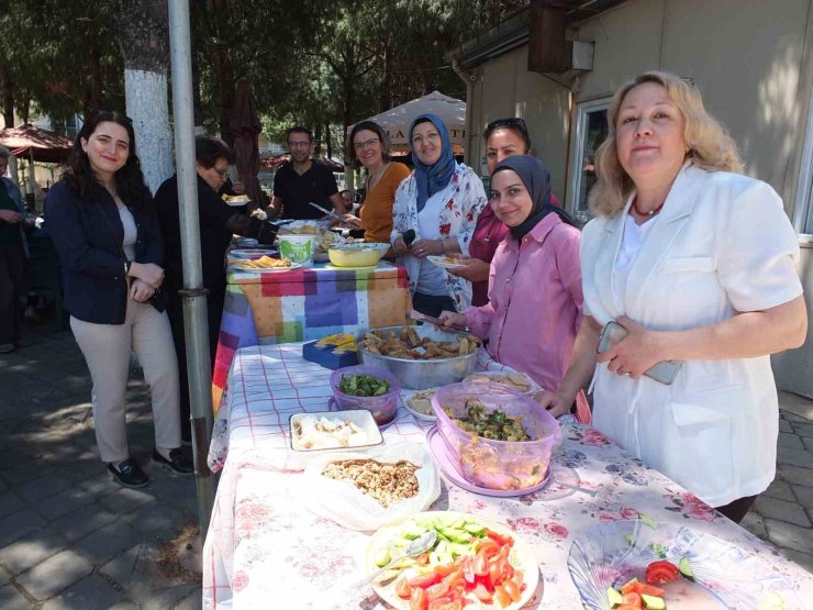 Balıkesir’de çölyaklılar geleneksel kahvaltıda bir araya geldi