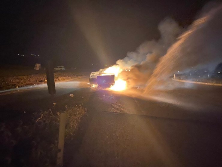Seyir halindeyken alevlere teslim olan Tofaş demir yığını haline geldi