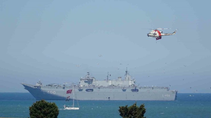 Balıkçı teknelerinden tören geçişi: TCG Anadolu ve kortej aynı karede