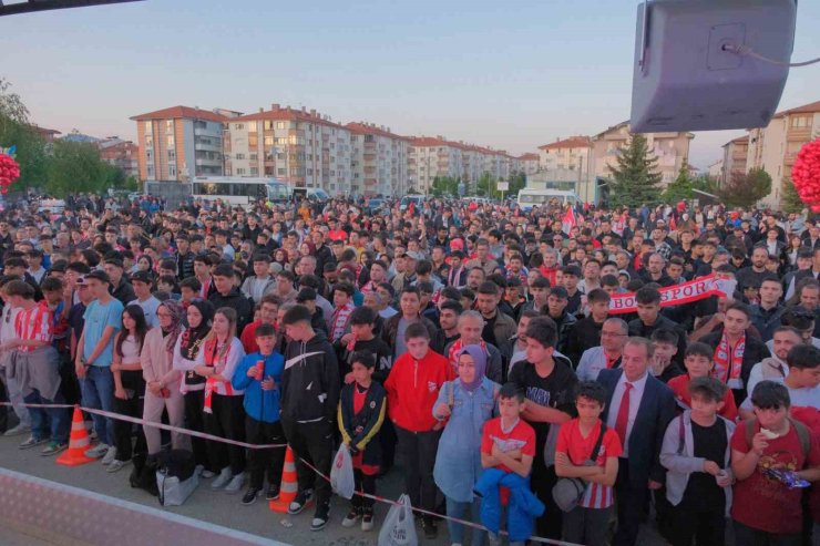 Boluspor-Bandırmaspor maçını yüzlerce taraftar dev ekrandan izledi