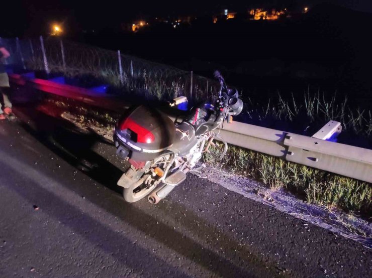 Bariyerlere sıkışmış motosikleti trafik ekiplerinin dikkati ortaya çıkardı