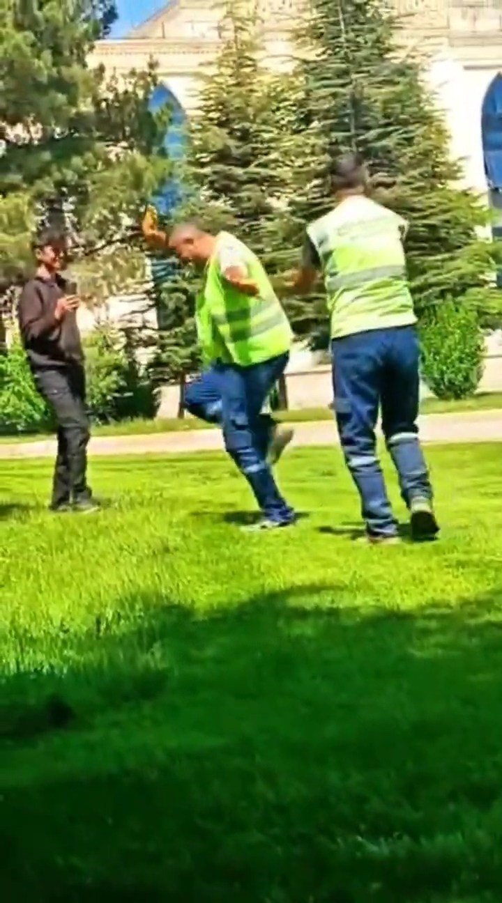 Davulun sesini duyan temizlik görevlileri, oynamaya başladı