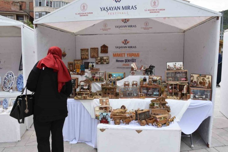 Emekli memur, hoşuna giden her objenin minyatürünü yapıyor