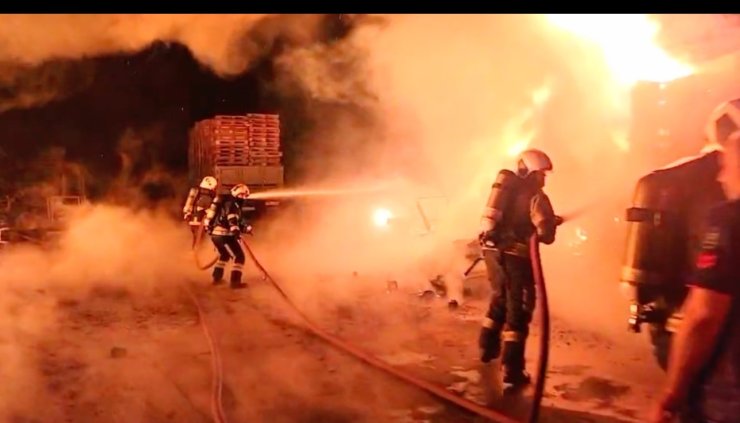 Gebze’de palet deposunda yangın paniği