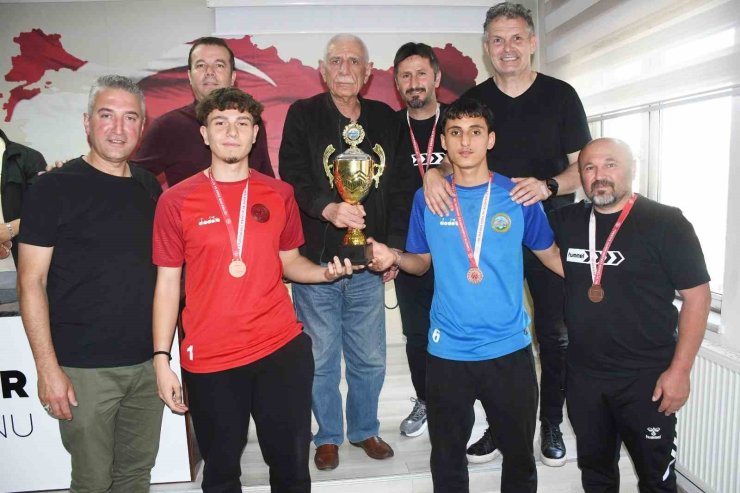 Kayseri Süper U-18 Ligi şampiyonları kupalarını aldı