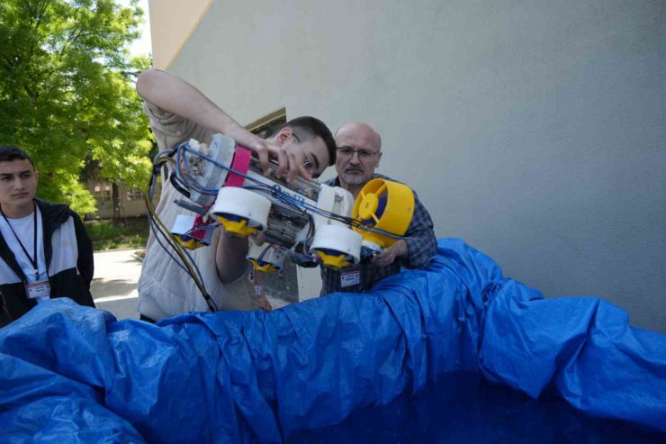 Samsun’da meslek liseliler su altında gidebilen ve görüntü kaydeden araç yaptı