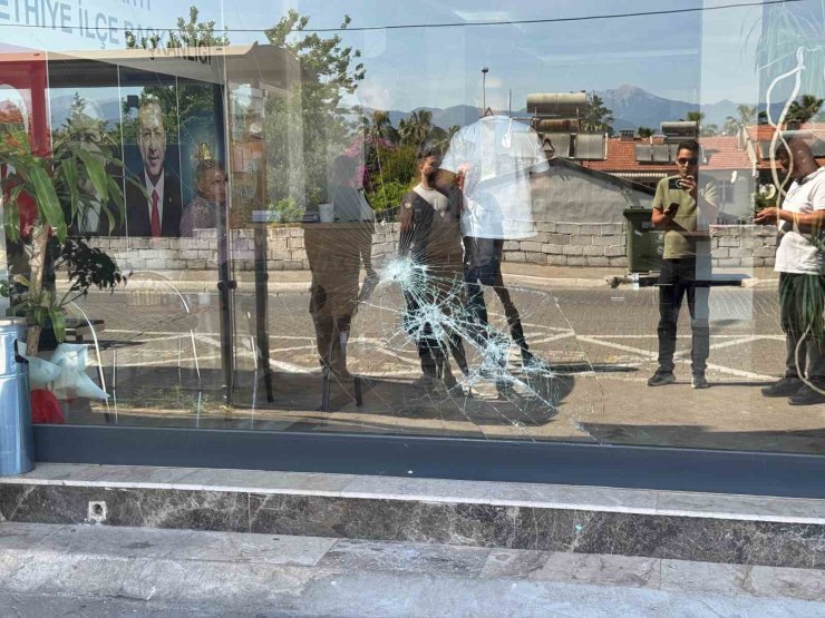 Fethiye’de AK Parti İlçe Başkanlığı binasına taşlı saldırı