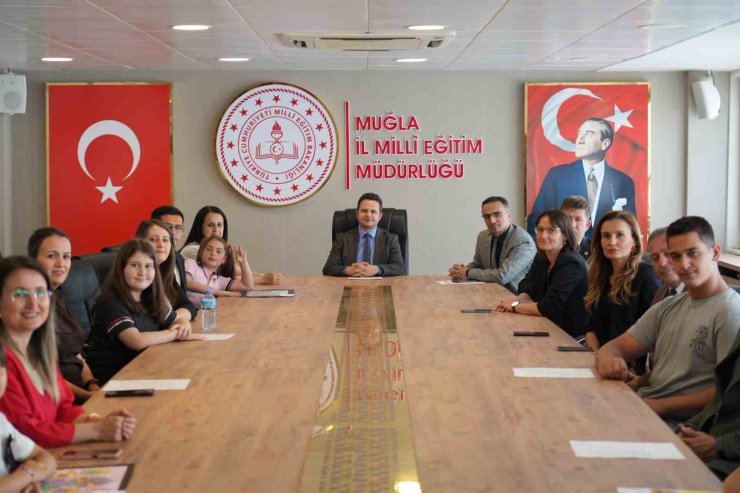 "Bir Kitap Bir İnsan" projesi kapsamında öğrencilerin değerli eserleri ödüllendirildi