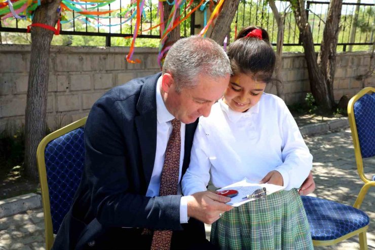 Ağrı’da öğrenciler bahar şenliğinde doyasıya eğlendi