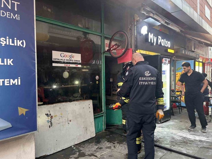 Kanser olan arkadaşı için baktığı dükkan alevler içinde kaldı