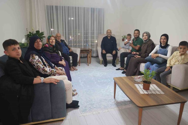 Yeni yuvasında ilk misafiri olan Bakan Kurum’a 9 evladının ismini tek solukta sayan depremzede baba gülümsetti