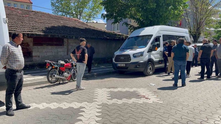 Motosikletten düşen sürücü aralandı