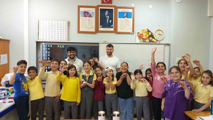 Dünya Arı Günü’nde öğrencilere arılar anlatıldı, bal dağıtıldı