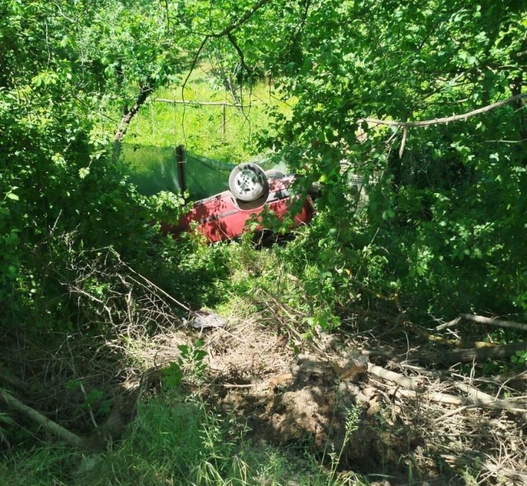 Sakarya’da otomobil şarampole uçtu: Karı-koca yaralandı