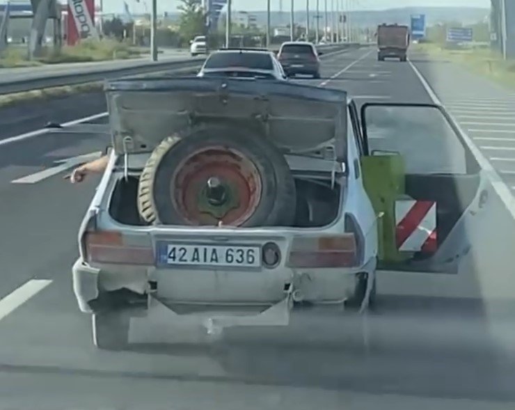 Bagaj ve kapısı açık seyreden sürücünün ehliyetine el konuldu