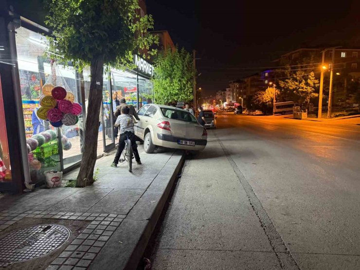 Ankara’da kontrolden çıkan otomobil markete daldı