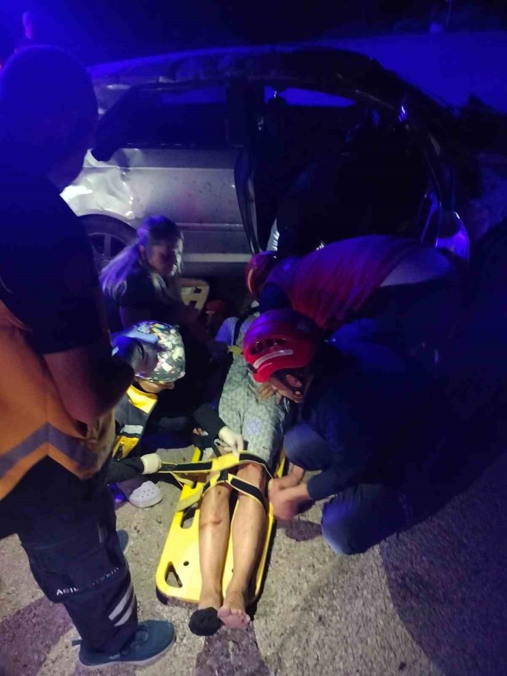 Araçta sıkışan sürücü yaralı olarak çıkarıldı