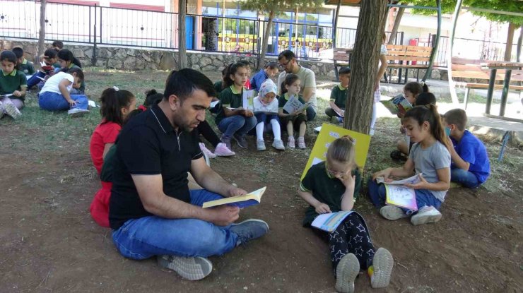 Gercüş’te öğrenciler anne, baba ve öğretmenleriyle kitap okudu