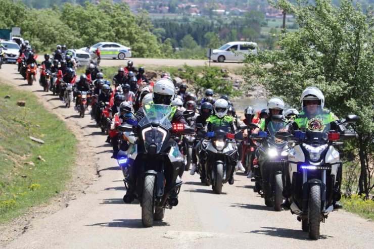 Liseli gençler motosikletleriyle trafik farkındalığı oluşturdu: "Bir Kural, Bir Ömür" yolculuğu