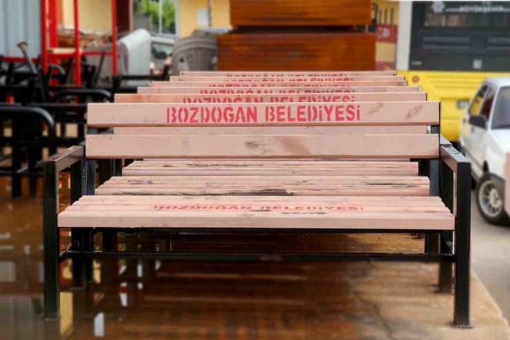 Bozdoğan Belediyesi bankları ve durakları kendi imkânlarıyla üretiyor