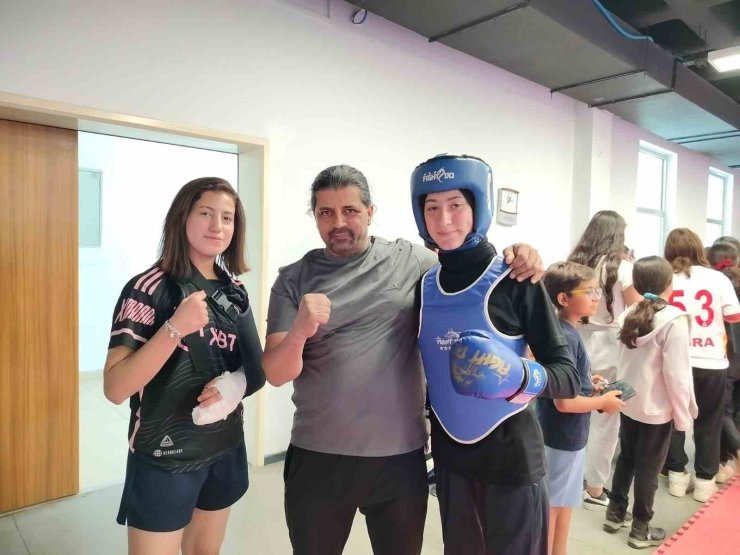 Elazığlı sporcular madalyaları topladı