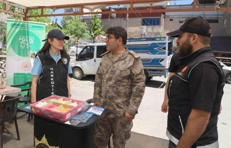 Hakkari’de "En İyi Narkotik Polisi: Anne" standına açıldı