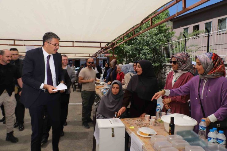 Hakkari’de cami yararına hayır çarşısı kuruldu