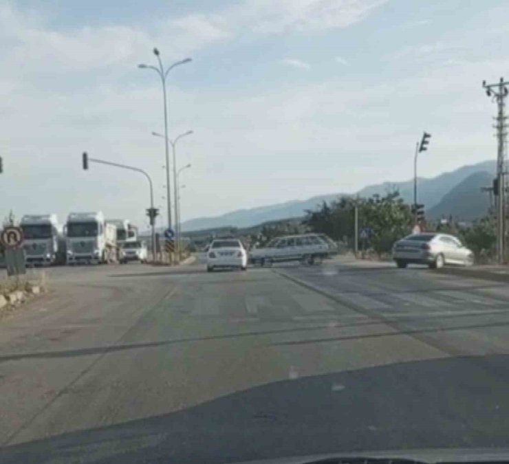 Sosyal medyaya görüntü çekmek isterken, kırmızı ışıkta geçen aracın karıştığı yaralamalı kazayı görüntüledi