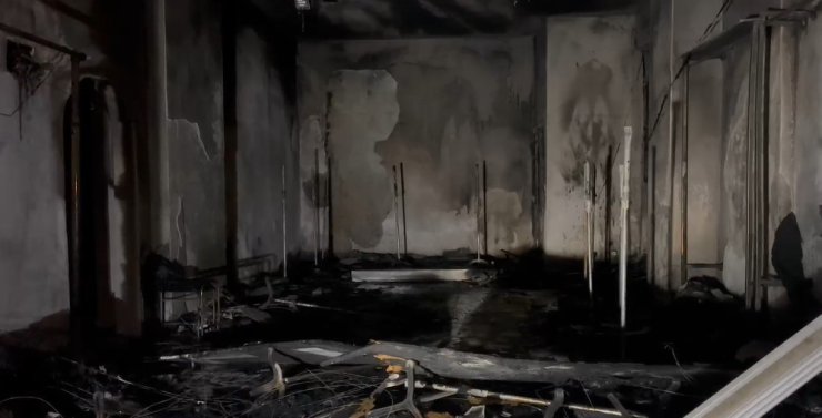 Gelinlikçide çıkan yangında yüzlerce gelinlik yanarak kül oldu