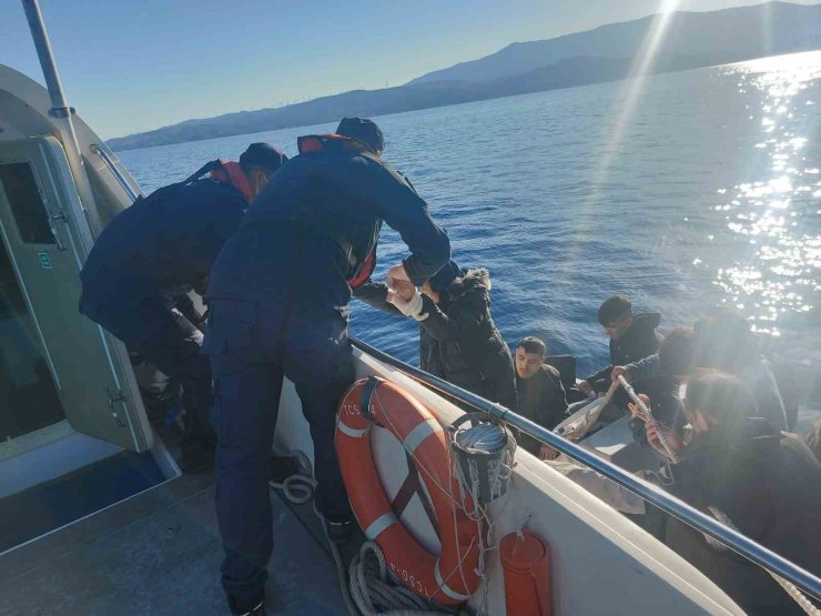 Sahil Güvenlik 21 kaçak göçmeni yakaladı, 46 göçmeni kurtardı