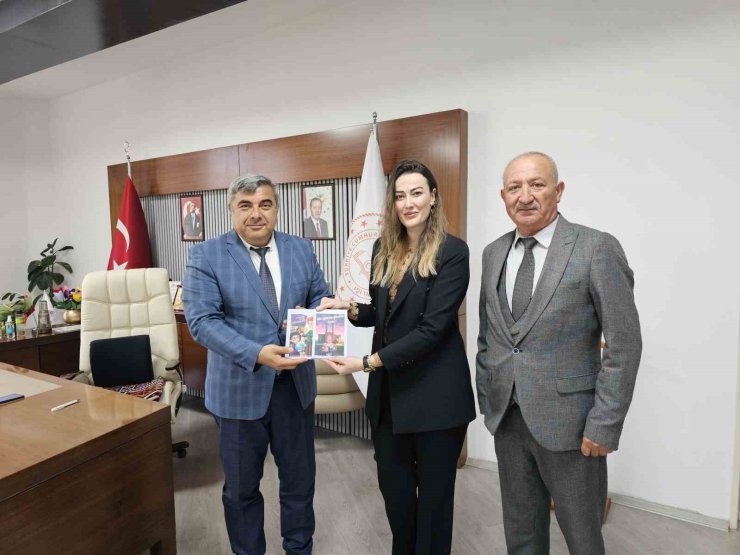 Kübra öğretmen yazdığı kitapları Müdür Sünnetci’ye takdim etti