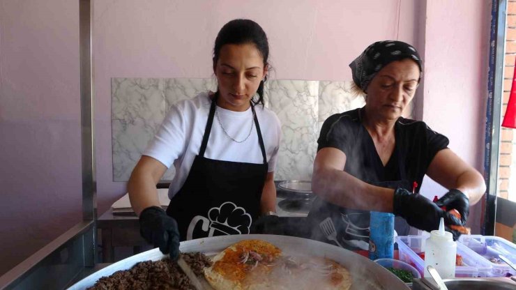 Malatya’nın tek kadın tantuni ustası azmiyle takdir topluyor