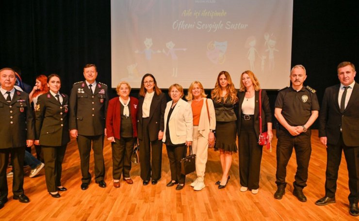 Yalova’da tiyatro oyunuyla aile içi şiddete dikkati çektiler