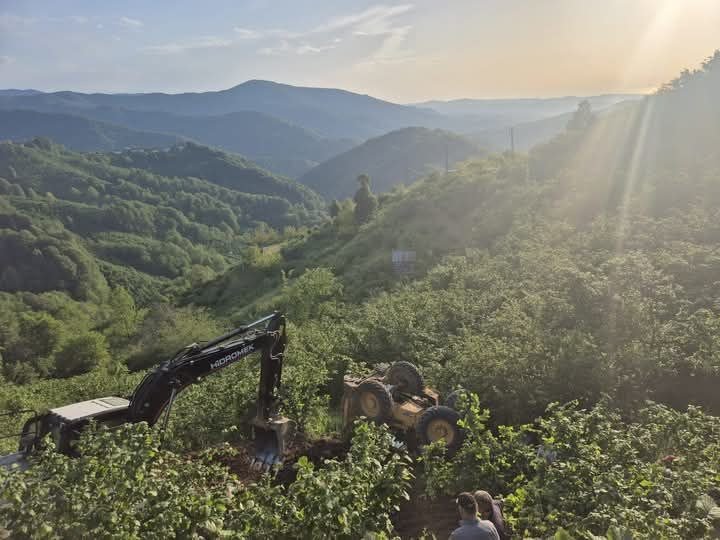 İş makinası şarampole devrildi, operatör atlayarak kurtuldu