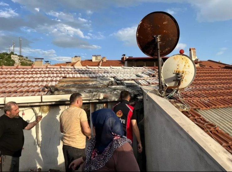 Emet’te çatı yangını