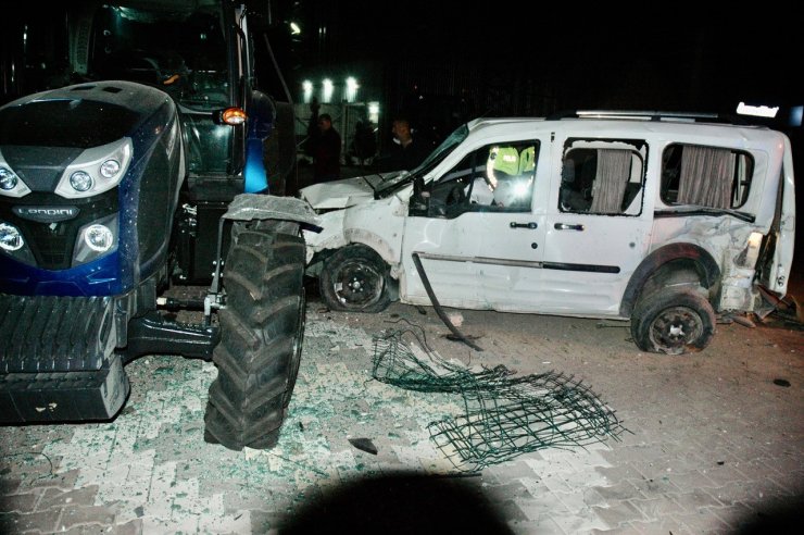 Hafif ticari aracın yoldan çıkıp traktöre çarptığı kaza kamerada: 1 ölü